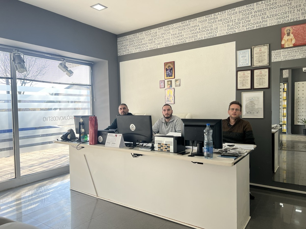 Kancelarija Agencije Budo — pult za stranke